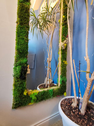 Miroir végétal en pied dans une entrée réfléchissant une plante. Photo AGY-deco©