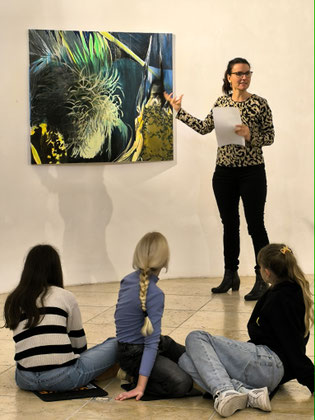 Kulturbeauftragte Eva Berger bringt Kinder der Klasse 3b und 4c die aktuelle Ausstellung nahe