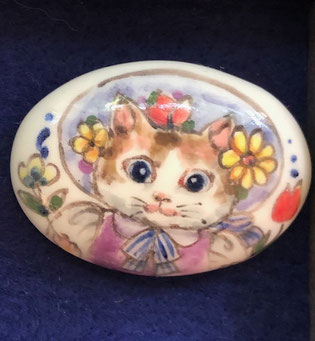 ないとうけいこ 猫ブローチ№4 ¥2,500 絵付け陶器 40㎜×25㎜