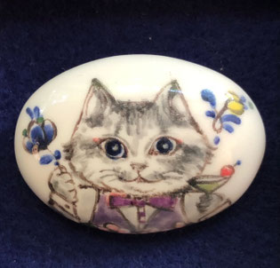 ないとうけいこ 猫ブローチB ¥2,500 絵付け陶器 40㎜×25㎜