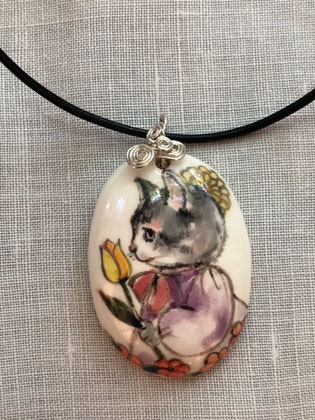 ないとうけいこ 猫ペンダント ¥2,800 絵付け陶器 28㎜×30㎜(紐の長さ400㎜)