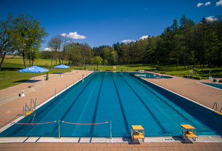 Bei einer Länge von 50m  und einer Breite von 12,50m fasst das Becken knapp 1350m³.