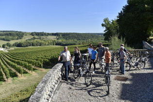 Balade à vélo dans les vignes, près de la Dordogne