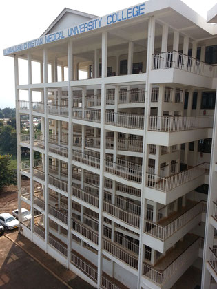 Gebäude des Kilimanjaro Christian Medical College (Universitätsgebäude direkt angegliedert an das Krankenhaus)