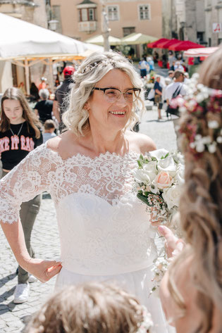 Hochzeit in Hall in Tirol Trauung Standesamt Eintreffen der Braut am Oberen Stadtplatz