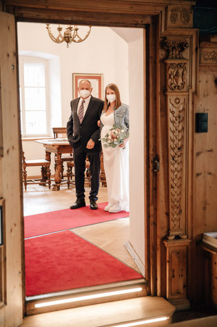 Hall in Tirol Standesamt Hochzeit Trauung Braut mit Vater wartet auf Einzug mit Maske Corona
