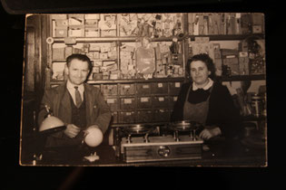 In foto i genitori di Giordano Della Torre, quando il negozio era una ferramenta