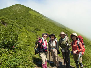 戸蔦別岳(1,959ｍ)をバックにメンバー