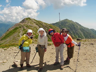 前岳 (3,068ｍ)にて中岳と(右)東岳(悪沢岳)をバックに