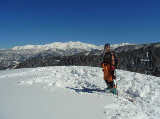 こつぶり山山頂(1,264m)山頂にて白山をバックに