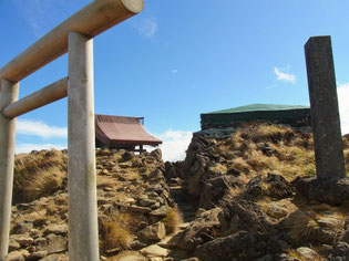 山頂にある蔵王山神社です