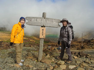 山頂標識で。風が強くて寒いです