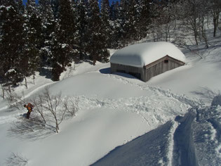 取立平非難小屋前を通過