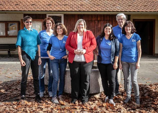 Das Herbstlaub zu Füßen: Gruppenbild vor dem Rathaus. - Foto: Büro Frau Weiss
