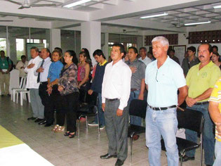 Invitados como testigos de la suscripción de un convenio de cooperación entre la PUCE y el GAD cantonal para mejorar el servicio de transporte público. Chone, Ecuador.