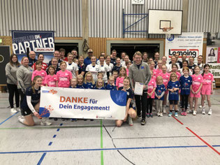 Vereinsheld Christopher Kühn mit den Handball-Damen und den Einlaufkindern