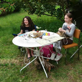 Nos deux petites vendeuses proposent aux visiteurs de charmants oiseaux