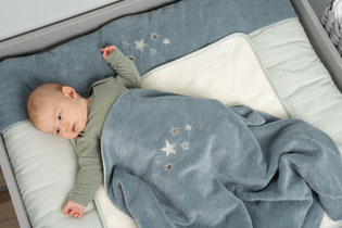 Baby auf Wickelauflage mit Kuscheldecke von der Be Be's Collection