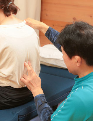 背骨の位置を一つひとつ確認しています。