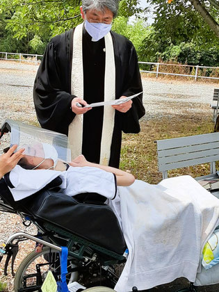 のぞむさん 洗礼式　病院のお庭