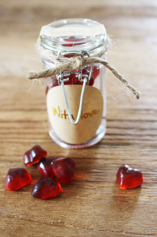 Bild: last-minute DIY Geschenkideen, Geschenke zum Valentinstag oder einfach mal so, Süßes im Glas, gefunden auf Partystories.de