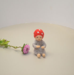 Märchenfigur, Wichtelkind, Fliegenpilzmütze, Elsa Breskow, Jahreszeitentisch, Kindergarten, Steiner, Waldorfkindergarten, Glückskind, Pilzkind, Filz, gefilzt,  Waldorf-Jahreszeitentisch,