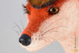 Rot-weißer Kopf eines Fuchses aus Filz zur Wanddekoration
