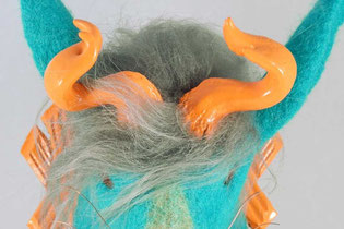 Hasenkopf aus türkisem Filz mit grauen Haaren und orangen Hörnern