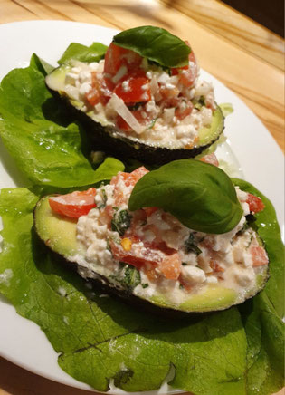 Gefüllte Avocados mir scharfer Salsa