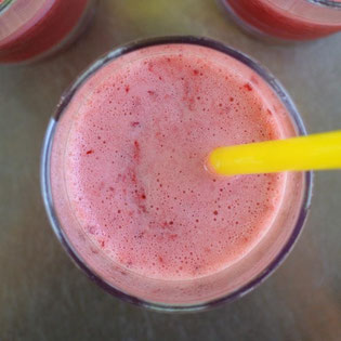 Smoothie aus Kirschen, Orangensaft und Tonkabohne