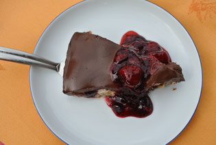 Schnelle Mousse-au-chocolat-Torte mit Früchten