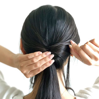 【簡単ヘアアレンジ】まとめ髪でスッキリ小顔に!きちんと感のある大人のギブソンタック