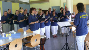 Erst flotte Chormusik bei Kaffee und Kuchen...