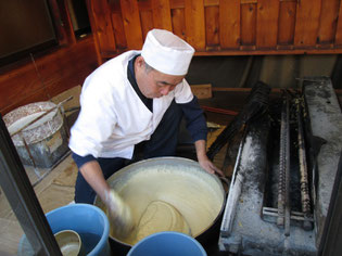 早朝から磯部煎餅を練る栄楽堂の御主人