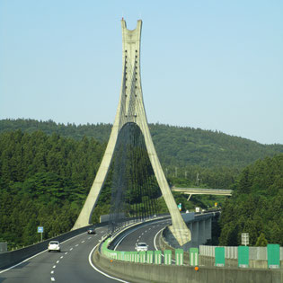 信越道に架かる綺麗な吊り橋