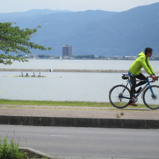 諏訪湖では漕艇練習、サイクリングの人も