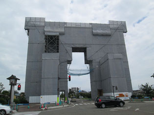 大鳥居は修復中…巨大なメカが隠れている!