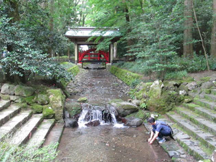 上流に神様の渡る橋。じいさんは川で洗濯