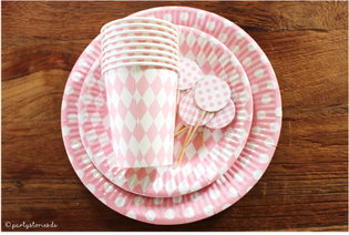 Bild: Verpacken mit Pappteller und Pappbecher, Bild: Washitape zum Verpacken, Verpackungsideen, Geschenke schön verpacken, Partystories