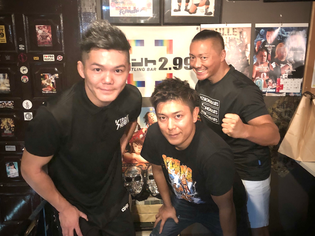 (左から)鬼塚一聖選手、山村武寛選手、CIMA選手