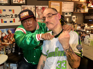 (左から)シャドウWX選手、ネクロブッチャー選手