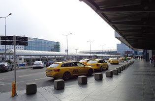 Taxistand am Flughafen von Prag