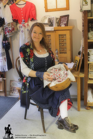 Sabine Krump-Hehenberger, Die Knopfmacherin & Leiterin des Zwirnknopf Museum in Pregarten