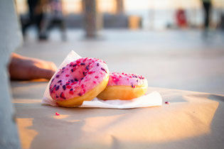 Zwei leckere Donuts mit knallpinkem Zuckerguss 