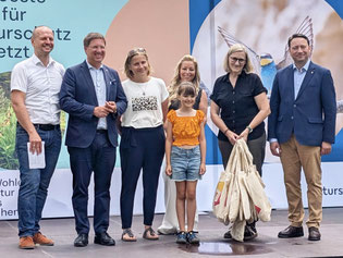Karin Wieser (3.v.l.) und Ulli Zallinger (2.v.r.) bei der offiziellen Verleihung des Umweltschutzpreises der Stadt Wels. (Foto: Sabine Montuoro)