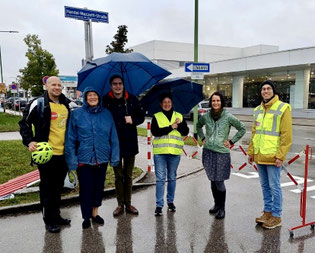Im Bild (v.l.): Herbert Meschuh (Wallerergymnasium), Elke Leitner-Kraml (Direktorin VS4), Mobilitätsstadtrat Stefan Ganzert, Carmen Pühringer (Schulwegpolizei Wels), Birgit Zipko (VS4) und Stefan Plachy (Magistrat Verkehrsplanung)