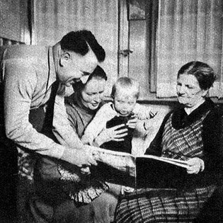 Hans Zulliger mit Frau, Grosskind und Mutter. F: Die Berner Woche, 20. 2. 1943, S. 209