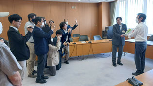 さいたま市に1万筆をこえる署を提出