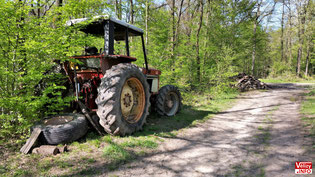 Épave de tracteur en fôret de Meudon sur la comune de Vélizy.