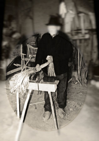 Peigneur de chanvre (Association Patois, Traditions et métier d'autrefois du canton de Saint Trivier de Courte).